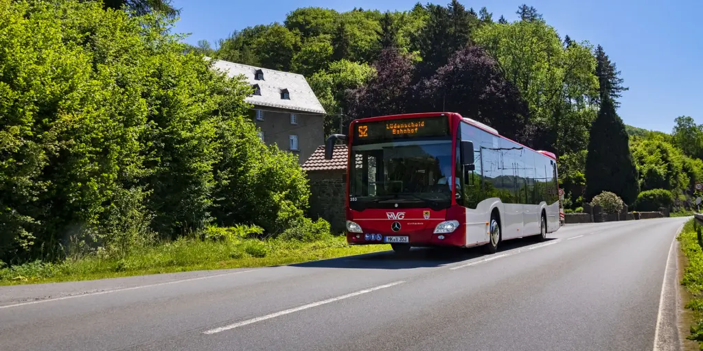 bus in landschaft
