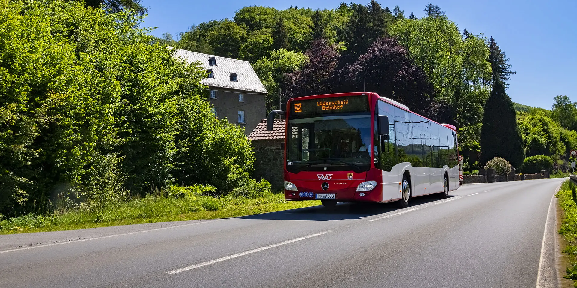 bus in landschaft